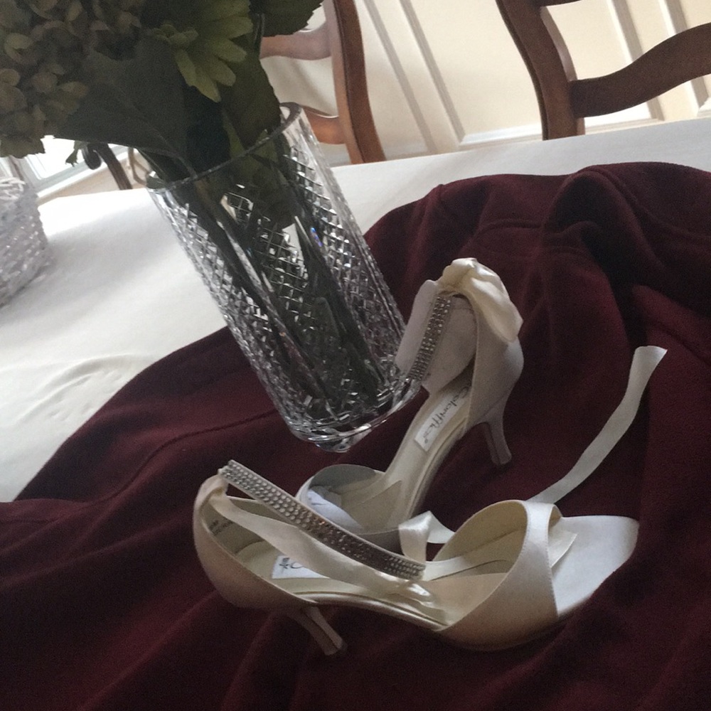 ivory size 8.5 open toe sandals.. coloriffics